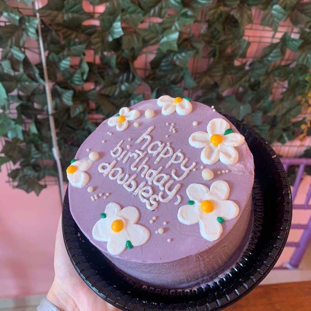 Bentô cake roxo decorado com margaridas