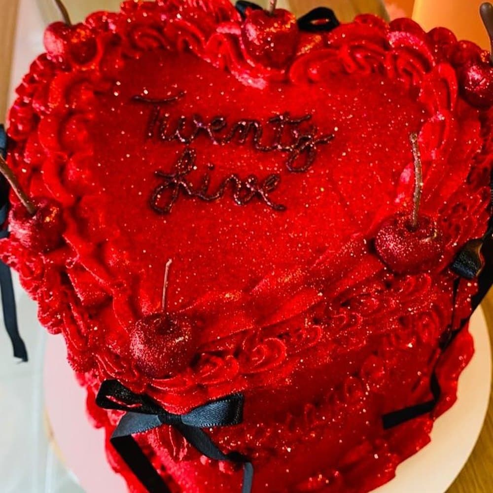 Bolo artístico em formato de coração, vermelho com laços
