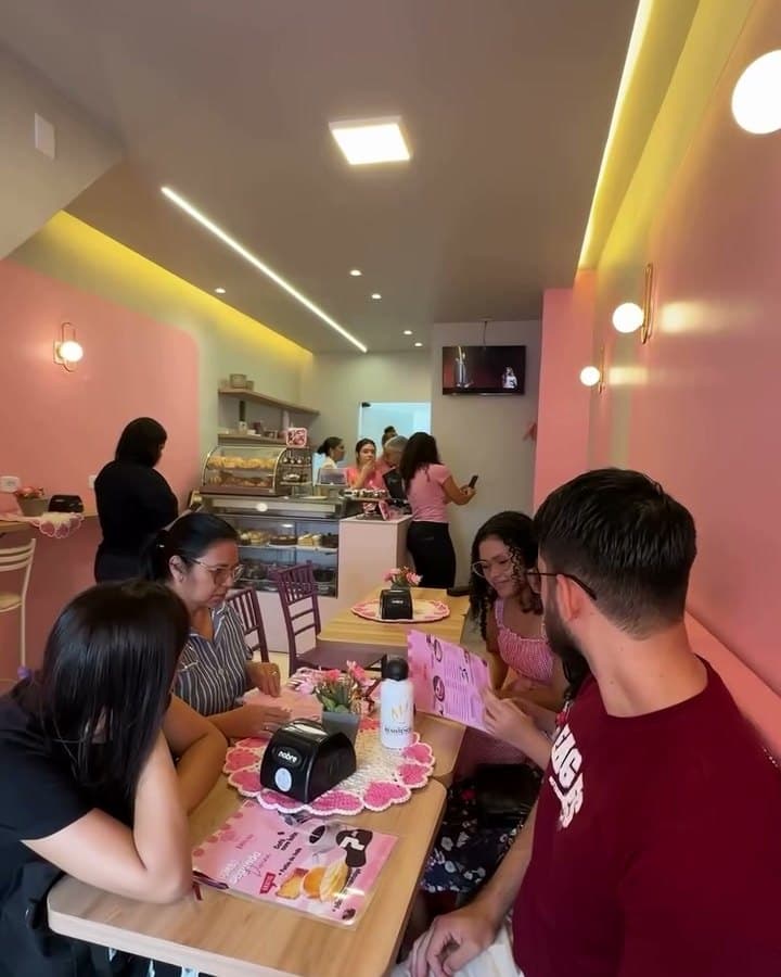 Salão da Divas Cake na Castanheira com clientes nas mesas